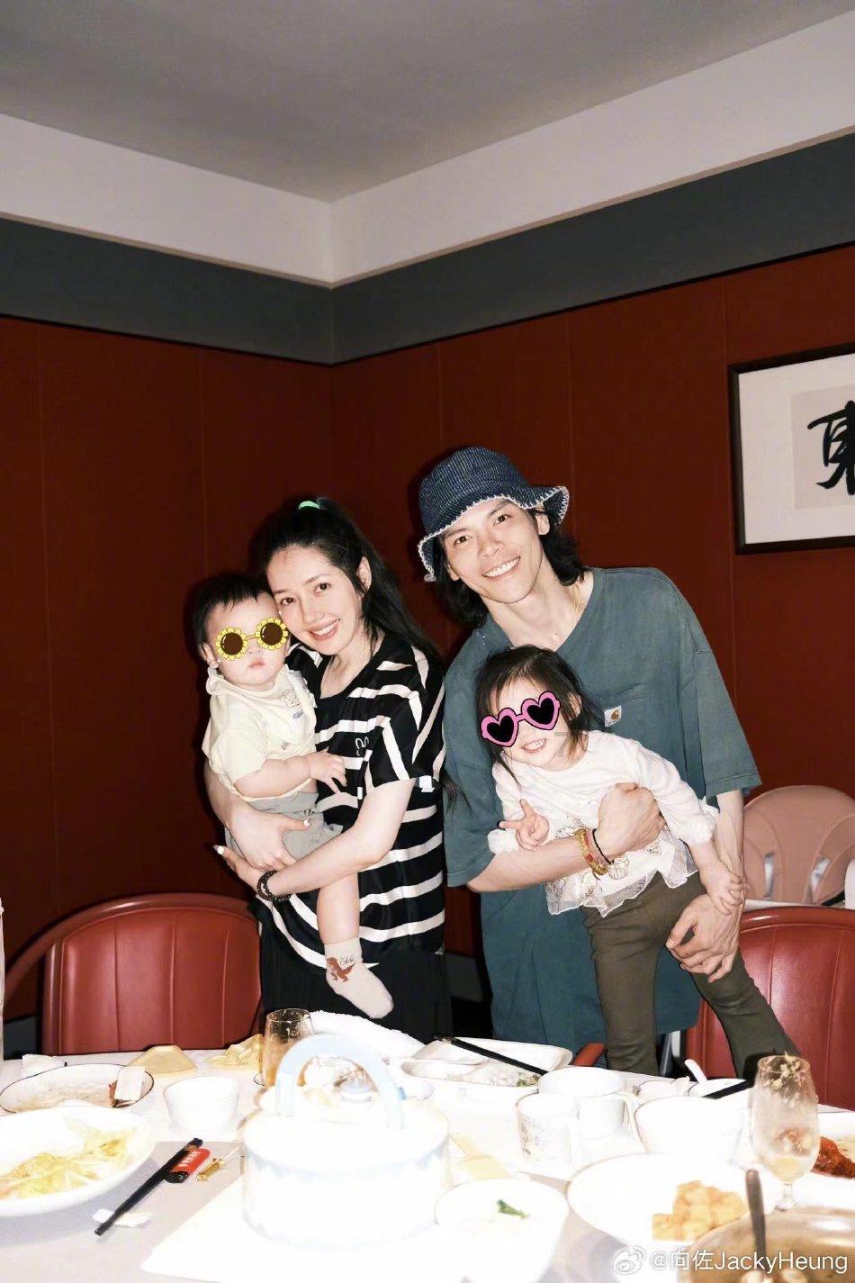 87岁香港富豪晒豪宅，一生不婚却有3个子女，身边不缺年轻女友