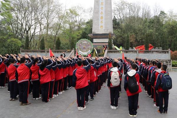 巨款英乙队主场踢曼联获40万镑转播费，球队最高薪每周3500镑